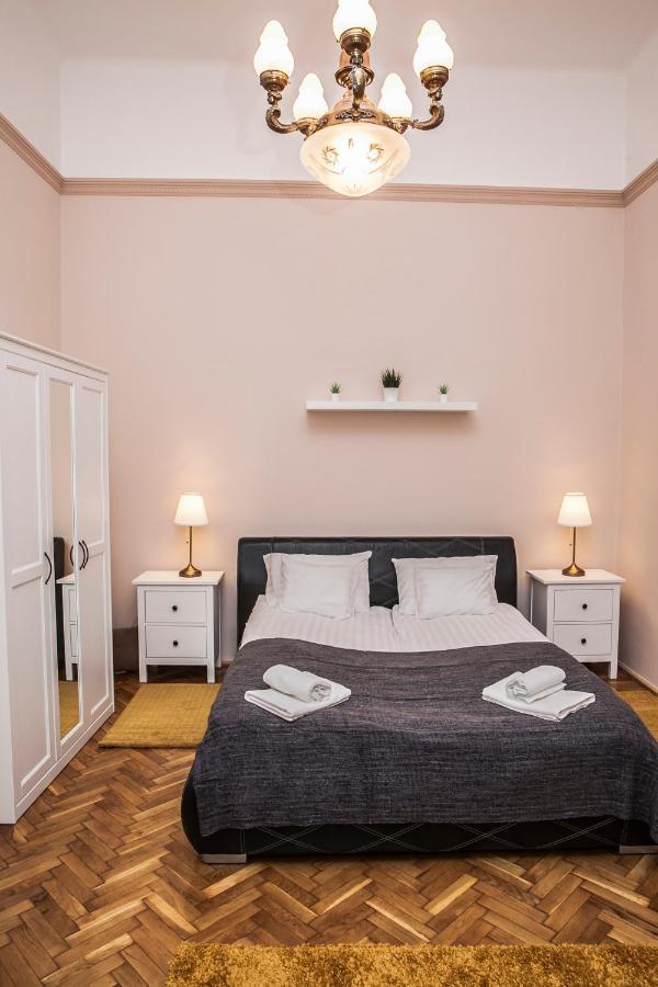 Fullmoon Apartments 1 Szeged Buitenkant foto