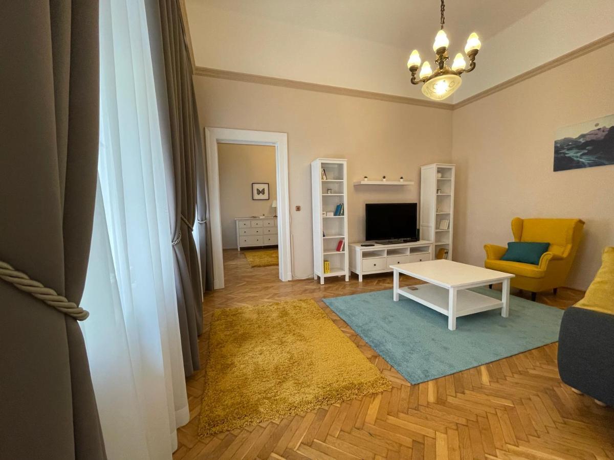 Fullmoon Apartments 1 Szeged Buitenkant foto